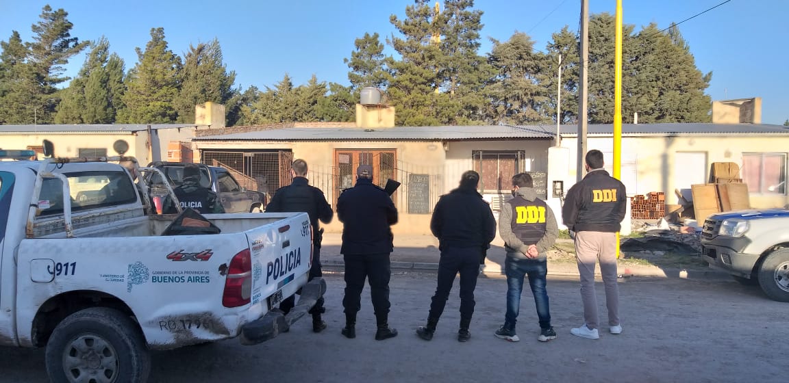 Denunció que la amenazaban y terminaron secuestrando dos pistolas y municiones