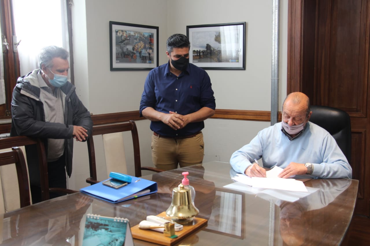 Claromecó: firmaron convenio para asfaltar una arteria con modalidad mixta