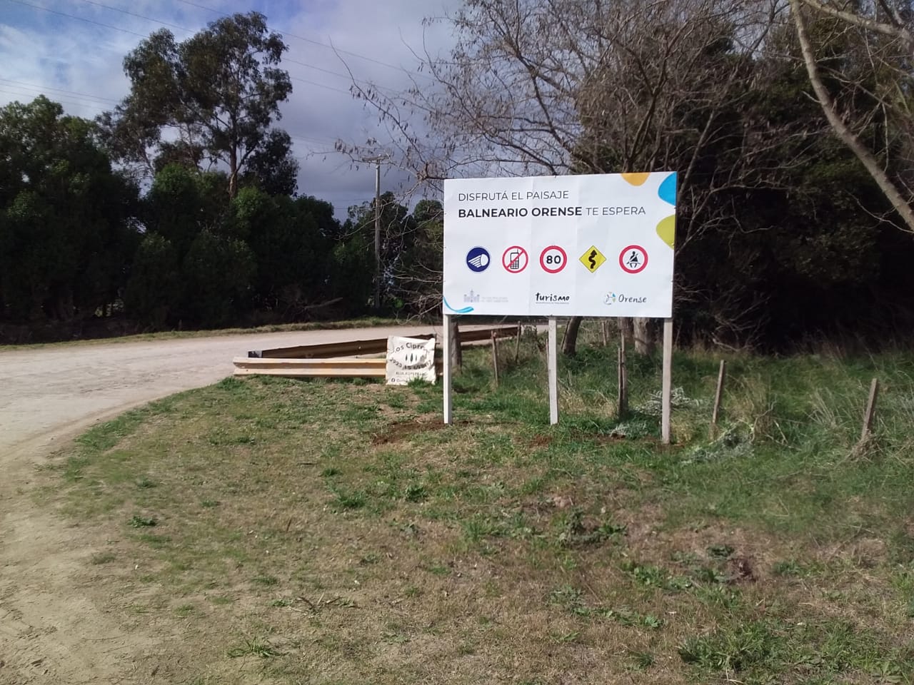 Recambian carteles turísticos en el camino al Balneario Orense