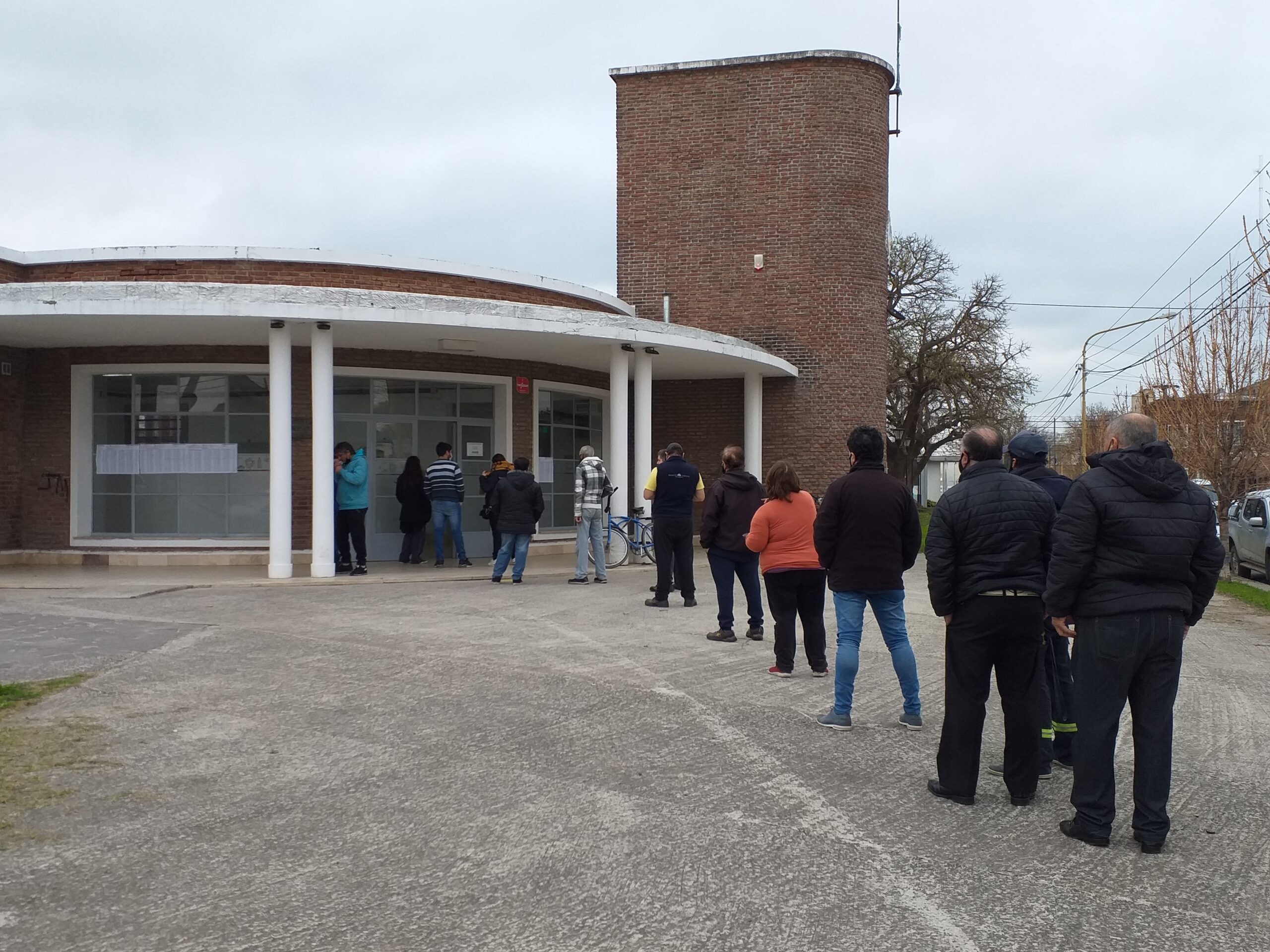 PASO 2021: con demoras y ausencia de autoridades, iniciaron la votación