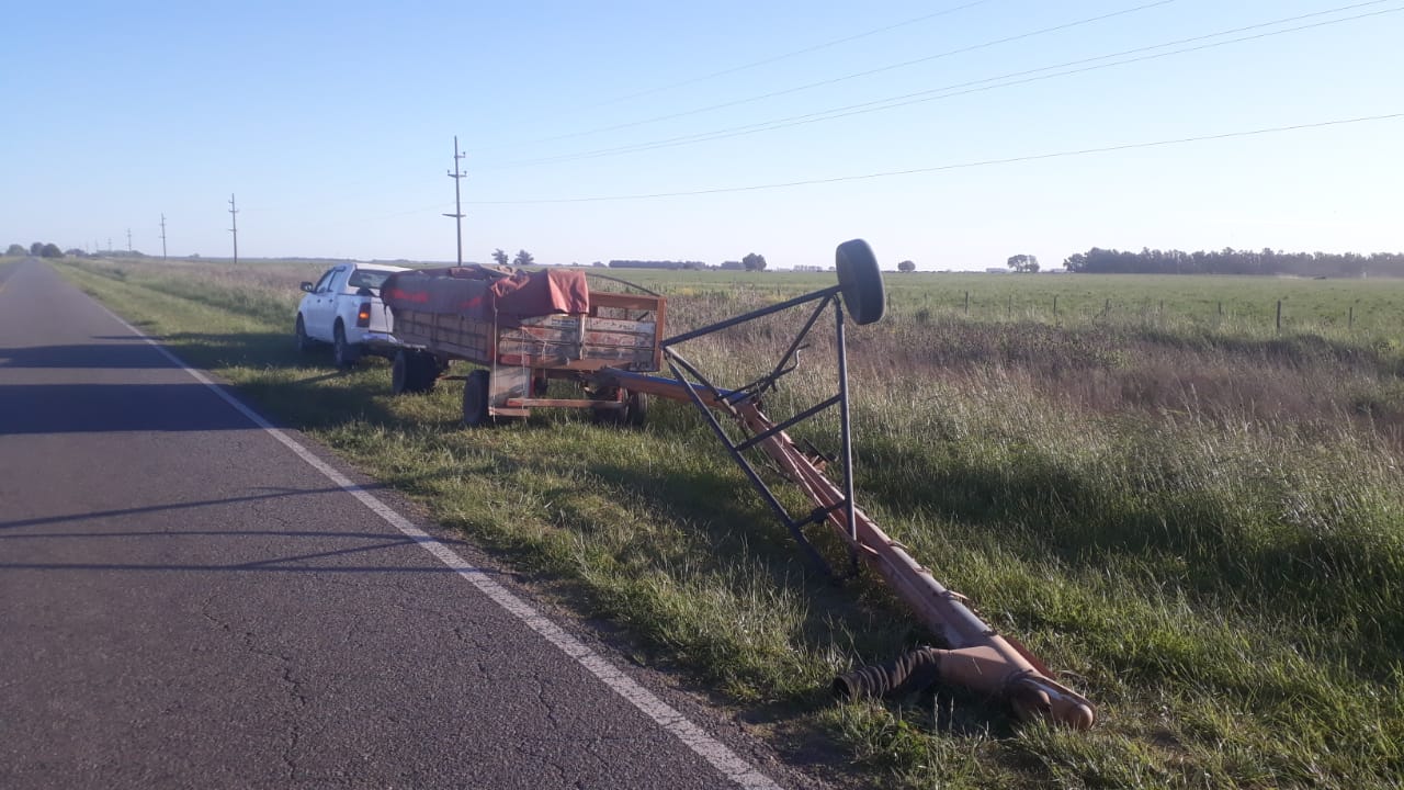 Tres heridos y un sinfín volcado tras fuerte colisión sobre la ruta 73