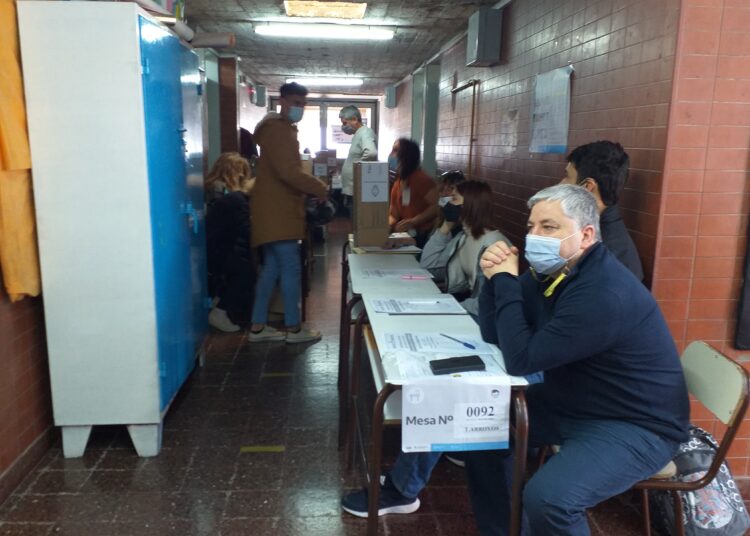 Bajo protocolos sanitarios flexibilizados, comenzaron las elecciones legislativas en todo el país