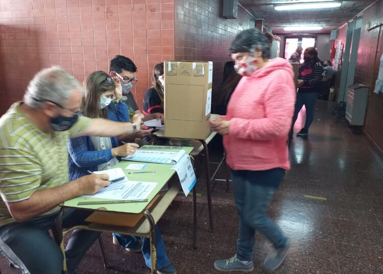 Bajo protocolos sanitarios flexibilizados, comenzaron las elecciones legislativas en todo el país