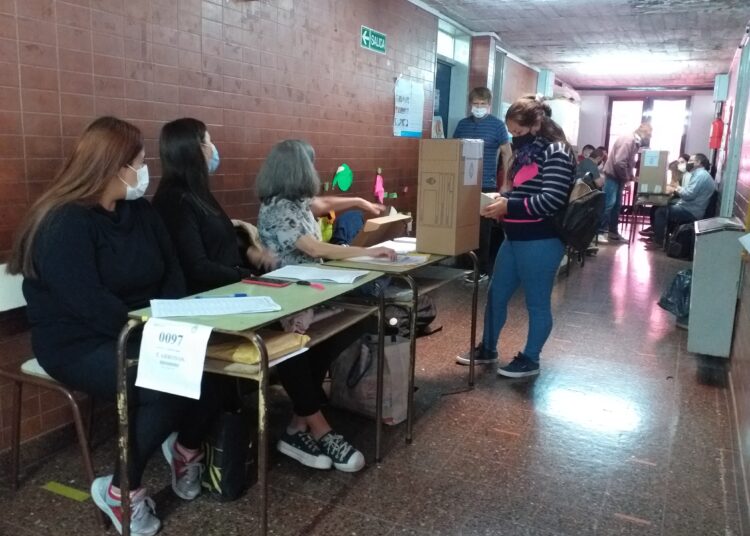 Bajo protocolos sanitarios flexibilizados, comenzaron las elecciones legislativas en todo el país
