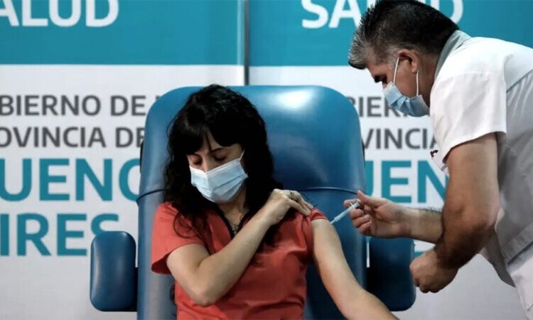 A partir de diciembre aplicarán dosis de refuerzo al personal de salud bonaerense