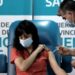 A partir de diciembre aplicarán dosis de refuerzo al personal de salud bonaerense