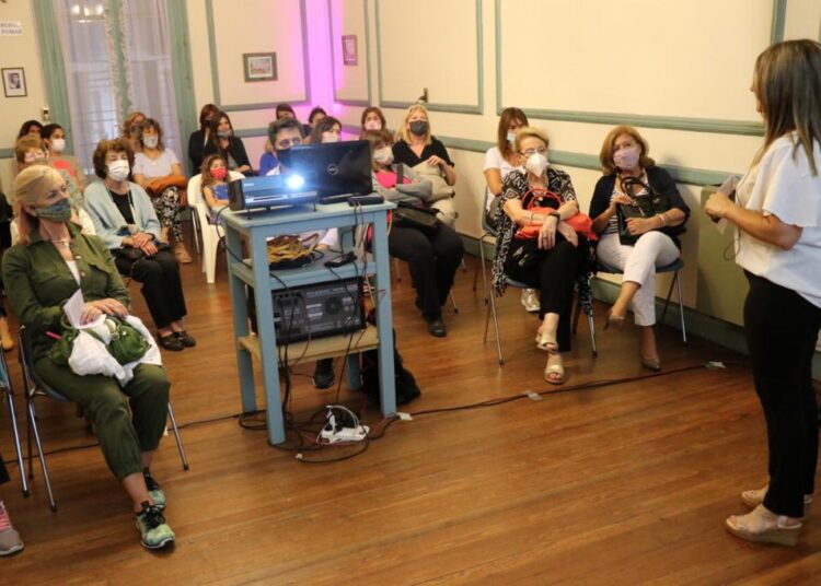 Conferencias, reencuentros y cultura en la Sociedad Francesa