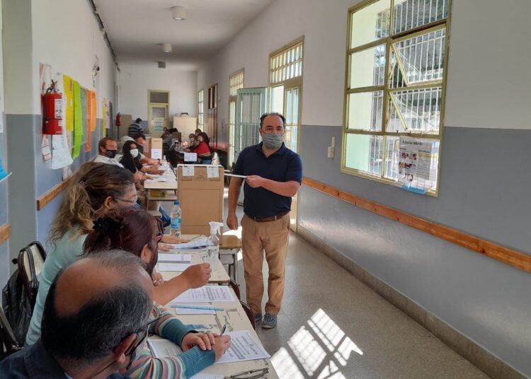 Votó Marcelo León y señaló que «necesitamos más gente que venga a votar»