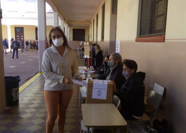 Votó Claudia Diez y dijo sentir «alegría por la democracia»