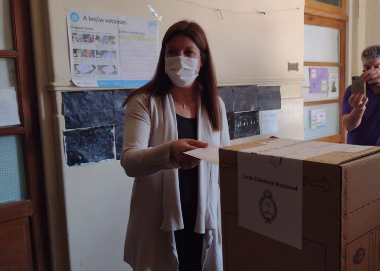 Votó Rosío Antinori y planteó que «se juega el destino del país, la Provincia y el Municipio»