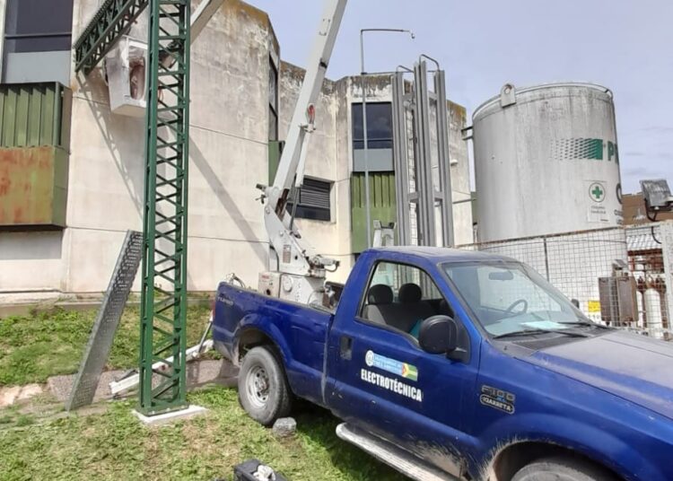 Instalan el suministro eléctrico para la nueva planta de oxígeno medicinal del Hospital