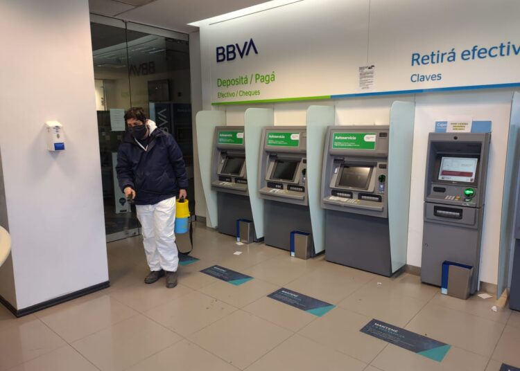 Desinfectan cajeros automáticos