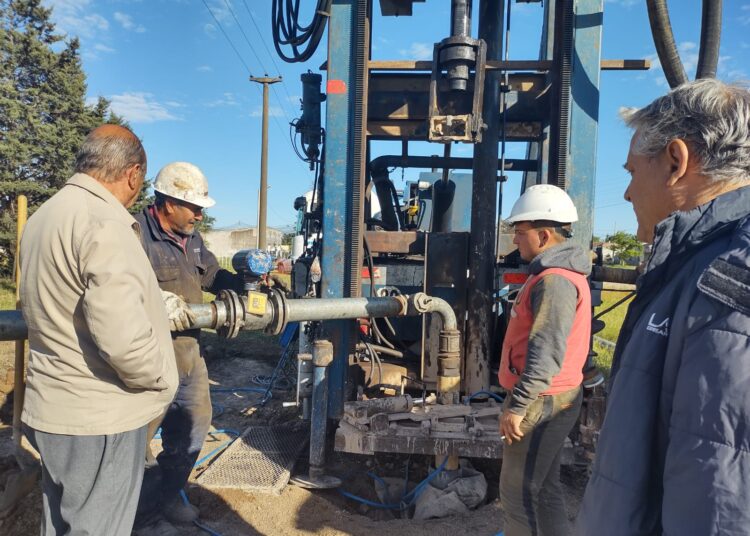 Sánchez visitó la obra del pozo de agua en Aníbal Ponce y 9 de Julio