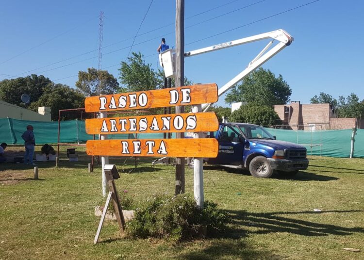 Colocaron la nueva iluminación en el Paseo de los Artesanos en Reta