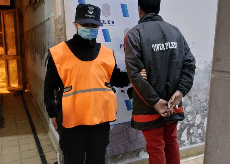 Aprehendieron a un hombre cuando escapaba de robar una vivienda