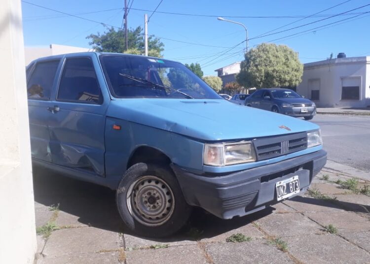 Chocaron un auto y una moto en Domingo Vázquez y French