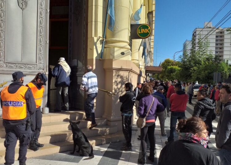 Bancos vuelven a atender sin turno y el martes cambia el horario: será de 8 a 13 horas