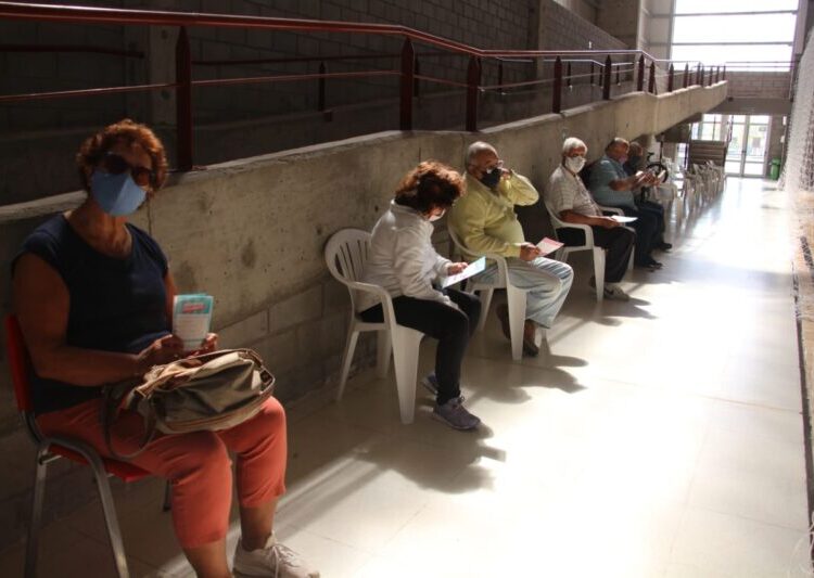 Comienzan a aplicar terceras dosis de vacunas contra el coronavirus en la Provincia