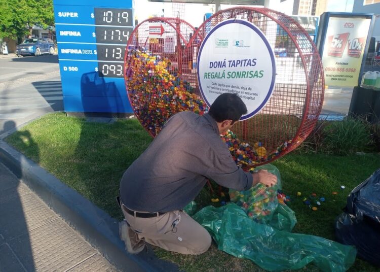 Juntaron unas cien mil tapitas de plástico en el «corazón colector» de Colón y Lavalle