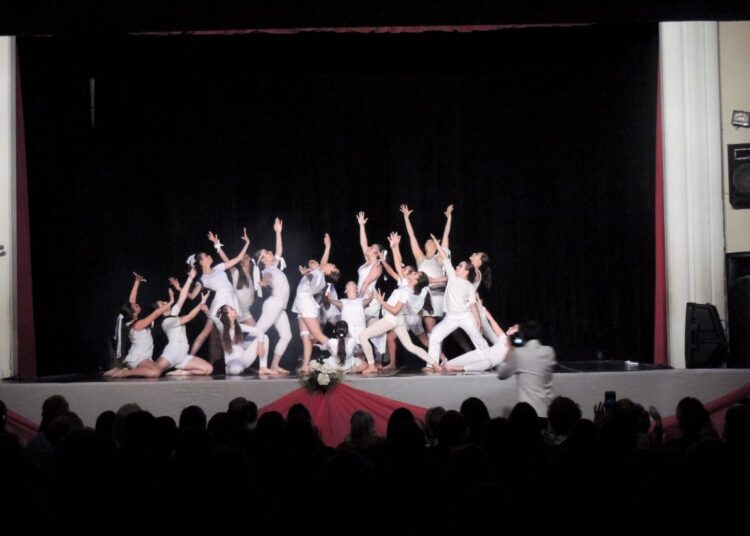 Con 43 bailarines en escena, vuelve Reencuentro con la Danza en la Sociedad Francesa