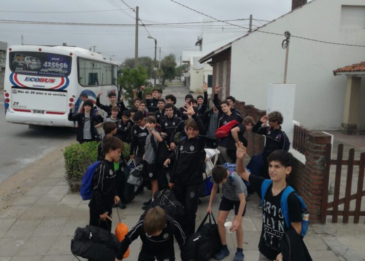 Básquet: Las categorías U13 y U15 de Estudiantes de Olavarría, en Claromecó