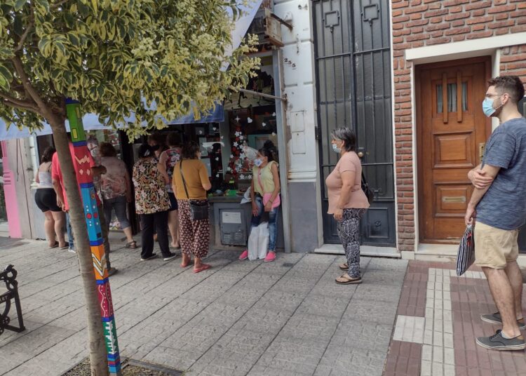 Compras de último momento, bocinazos y nerviosismo en la previa navideña