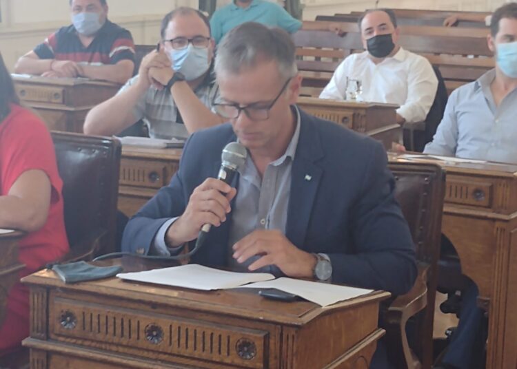 Entre rumores de rupturas y cruces por tasas, se trabó el Presupuesto 2022 y la votación pasa al martes