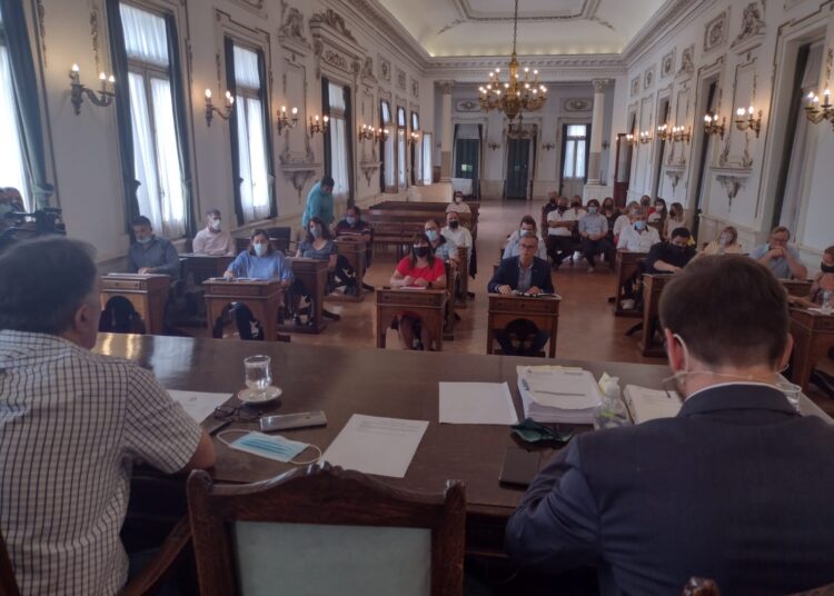 Entre rumores de rupturas y cruces por tasas, se trabó el Presupuesto 2022 y la votación pasa al martes