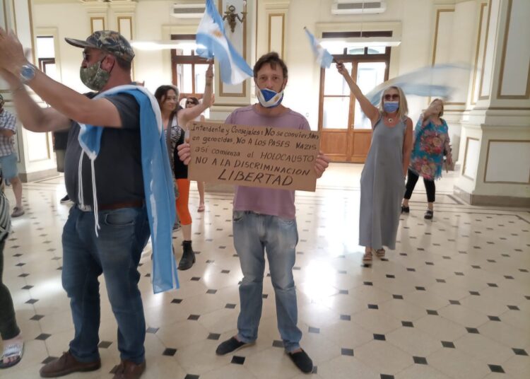 Lo que faltaba para cerrar el año: con referencias al nazismo y el Holocausto, hubo marcha antipase sanitario en la Municipalidad