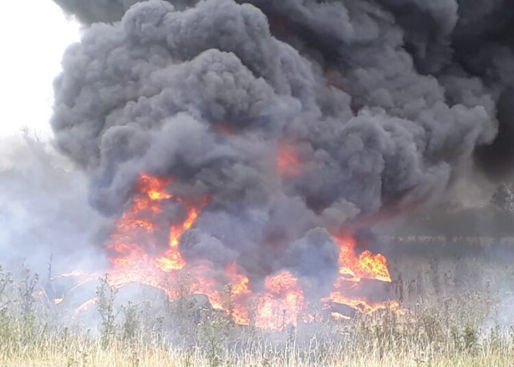 Incendio de pastizales y cubiertas frente al cementerio israelí