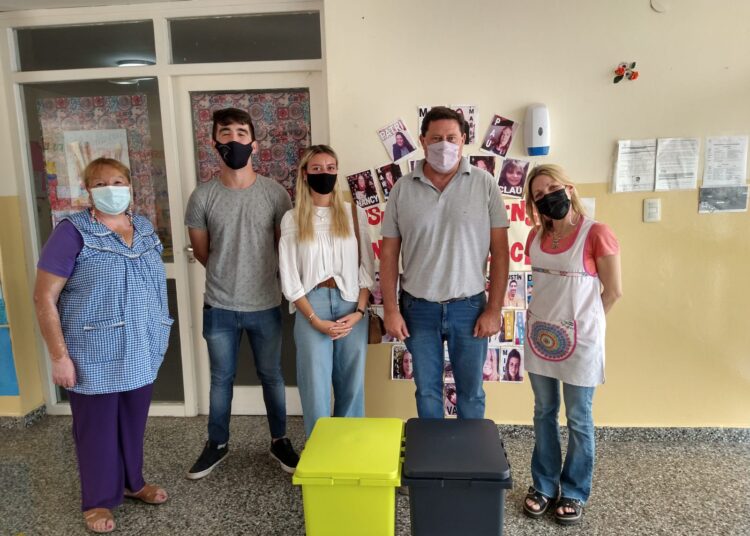 Entregaron estaciones ambientales a dos escuelas de la ciudad