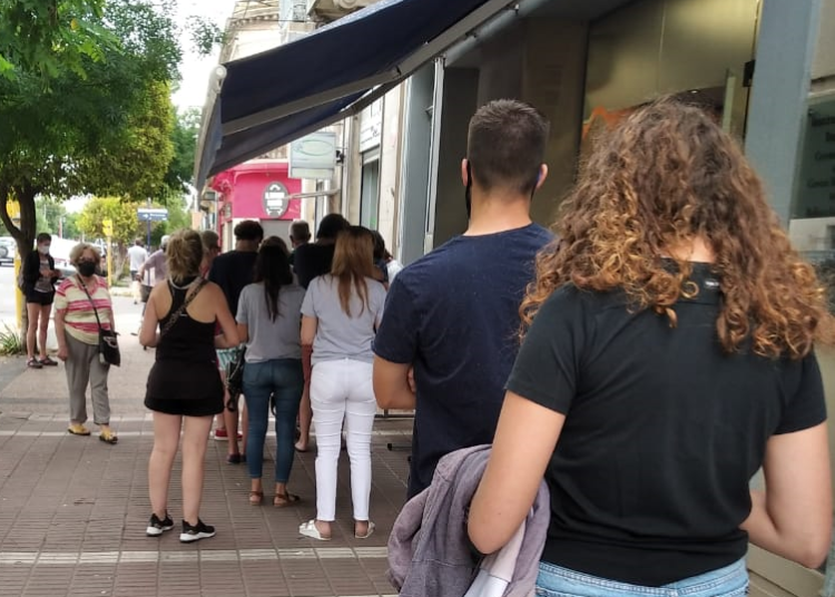 «Se busca evitar los aislamientos masivos por el impacto económico», advirtió Vizzotti; alta concurrencia a hisoparse en la ciudad