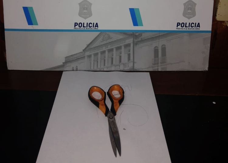 Un hombre y una mujer, aprehendidos tras herir con una tijera a otra persona