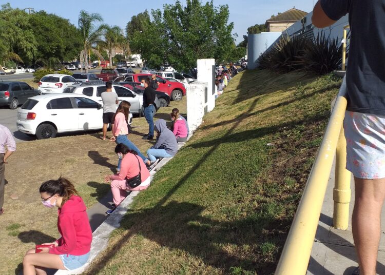 Una cuadra de cola para hisoparse en el Centro Municipal de Salud