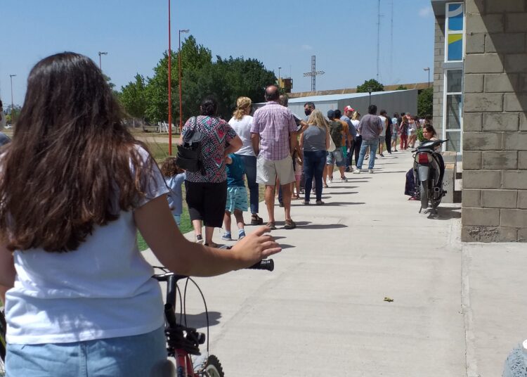 El Polideportivo, abarrotado de gente para aplicarse la tercera dosis