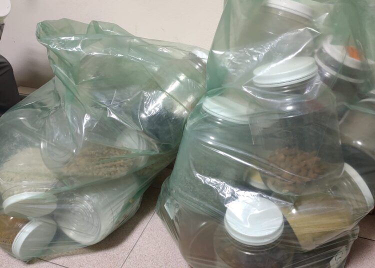 Decomisaron alimentos sin rotular en una verdulería no identificada
