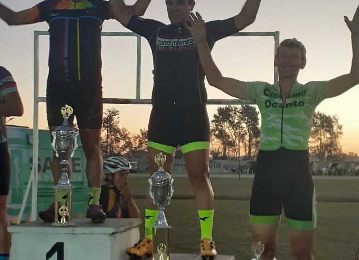 Ciclistas locales participaron en el Gran Premio de Ciclismo Nocturno de Azul