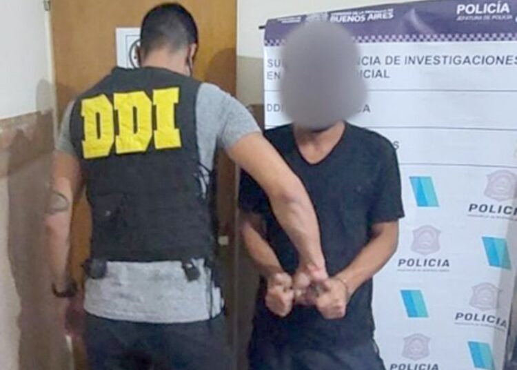 Incendio intencional del auto en la Plaza Francia: detuvieron al presunto autor del hecho