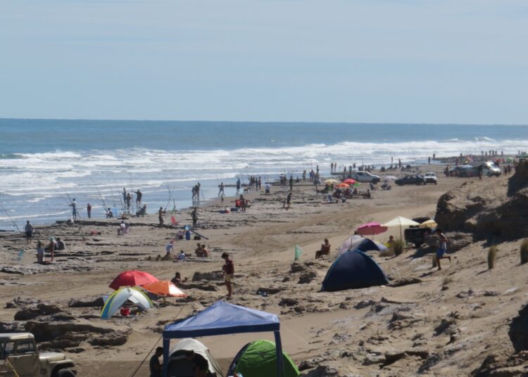 La costa, llena de gente en el arranque del certamen pesquero