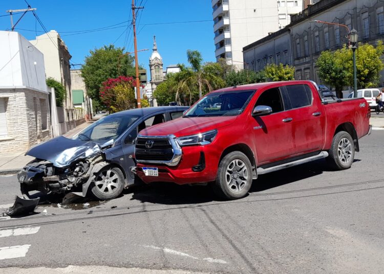 Accidente sin heridos pero con daños severos en Brandsen y Belgrano