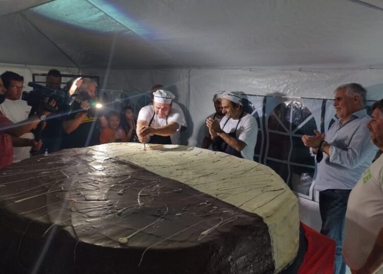 De la Garma: se vive la segunda edición de la Fiesta del Alfajor, con uno de 600 kilos como principal atracción