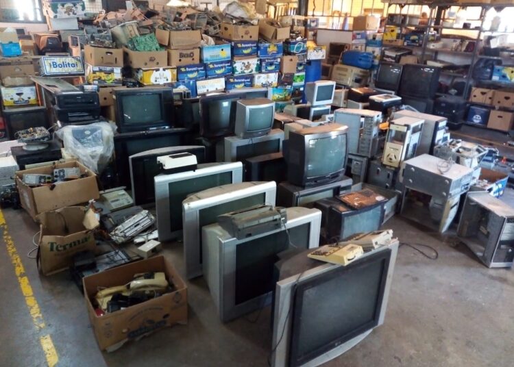 Entregan dos toneladas y media de aparatos electrónicos para reciclar a la cárcel de Sierra Chica