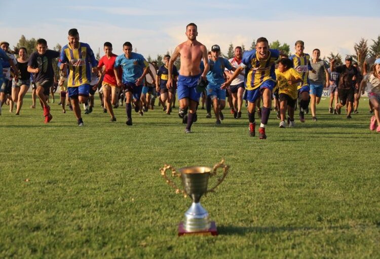 Hubo fumata y todos conformes: arranca el fútbol y en 2023 habrá promoción