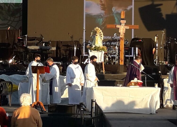 Efectuaron misa y encuentro juvenil católico en el Juan Pesalaccia