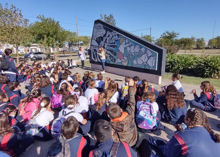 Alumnos del primario del Colegio Holandés visitaron la Plaza de la Memoria