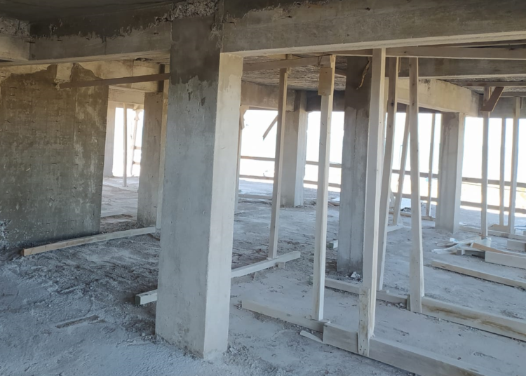 «Esqueleto» de Claromecó: a mitad de año iniciarán las tareas de albañilería tras apuntalar toda la estructura