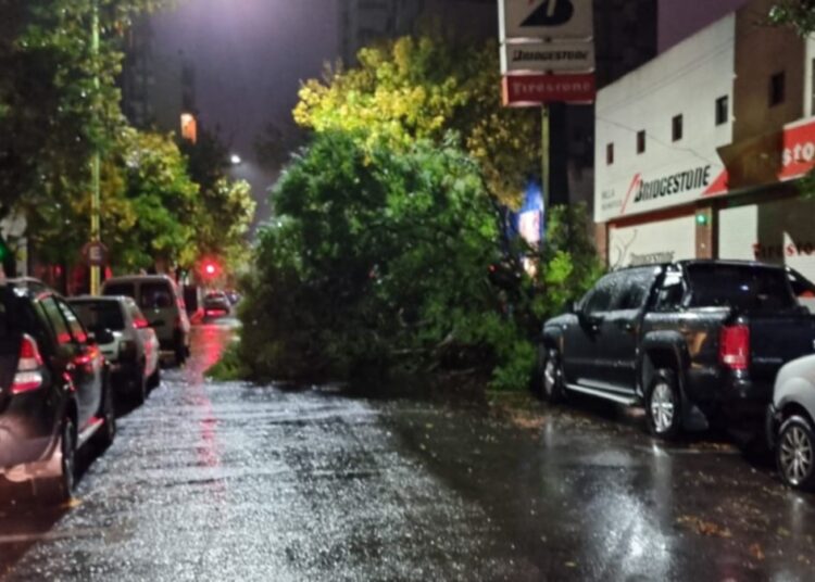 Prosigue el alerta amarilla por lluvias y vientos: Bomberos sólo intervinieron por canaletas tapadas