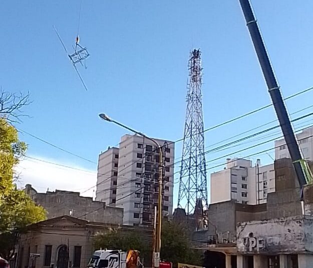 Desarman una antena en pleno centro y se complica el tránsito