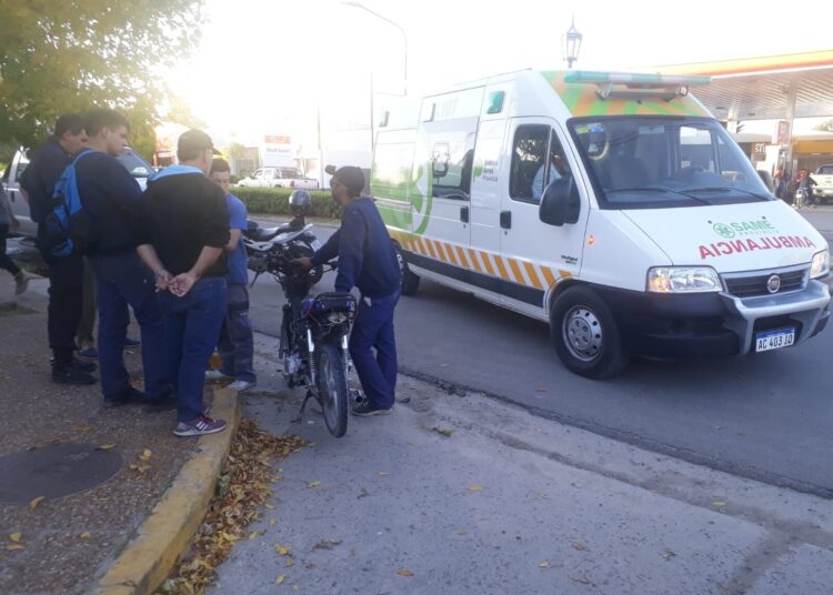 Adonde vayas hay choques: motociclista herido tras colisión en San Martín y La Plata
