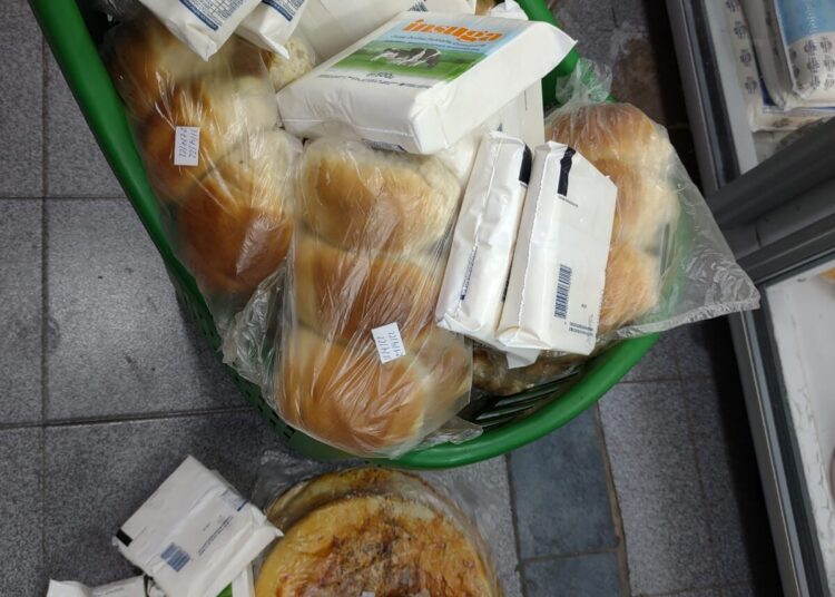 Decomisaron alimentos vencidos de un super en Almafuerte al 700